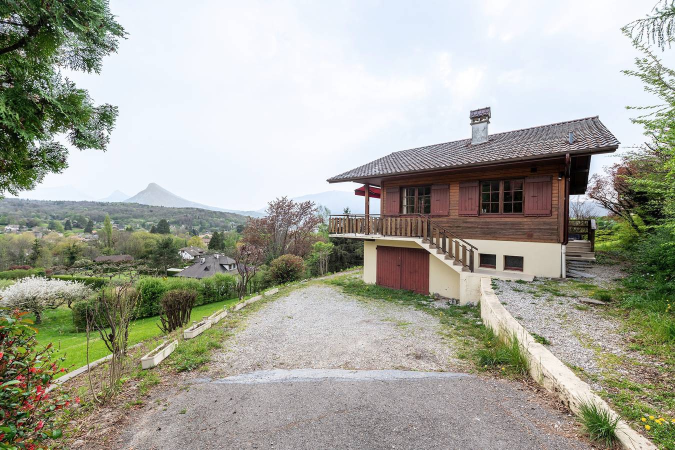 Chalet de charme avec vue magnifique sur château in Menthon-Saint-Bernard, Région d'Annecy