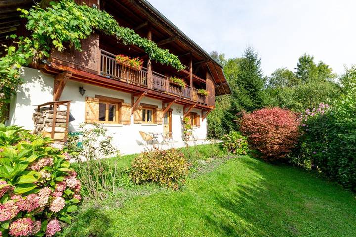 Gîte pour 4 personnes, avec jardin à Thénésol