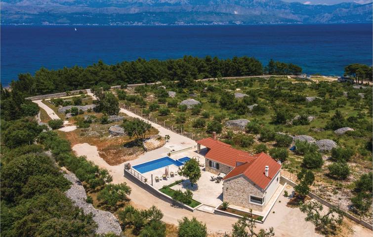 Appartement confortable avec piscine, terrasse et WiFi - 2,5 km de la plage in Supetar, Brac