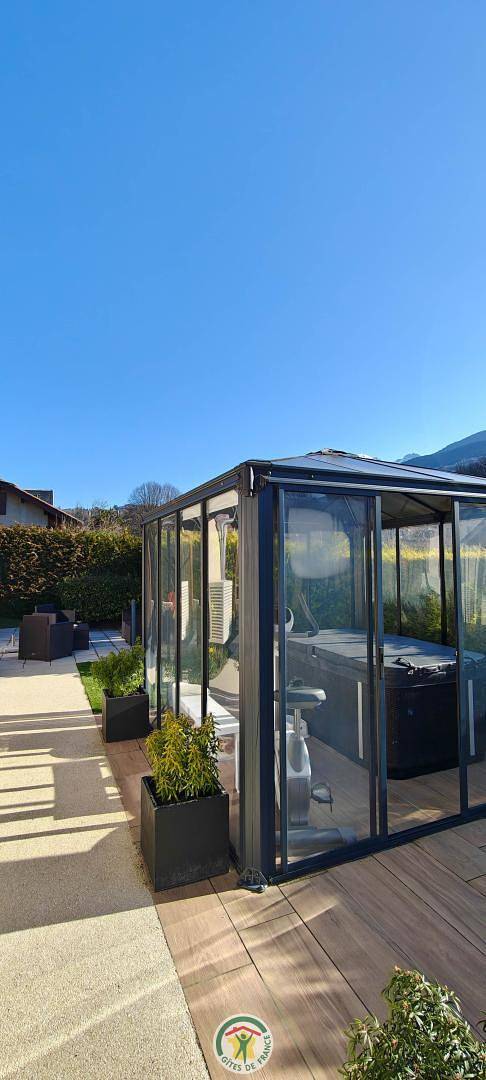 Gîte pour 3 personnes, avec Terrasse ainsi que Jardin et Piscine