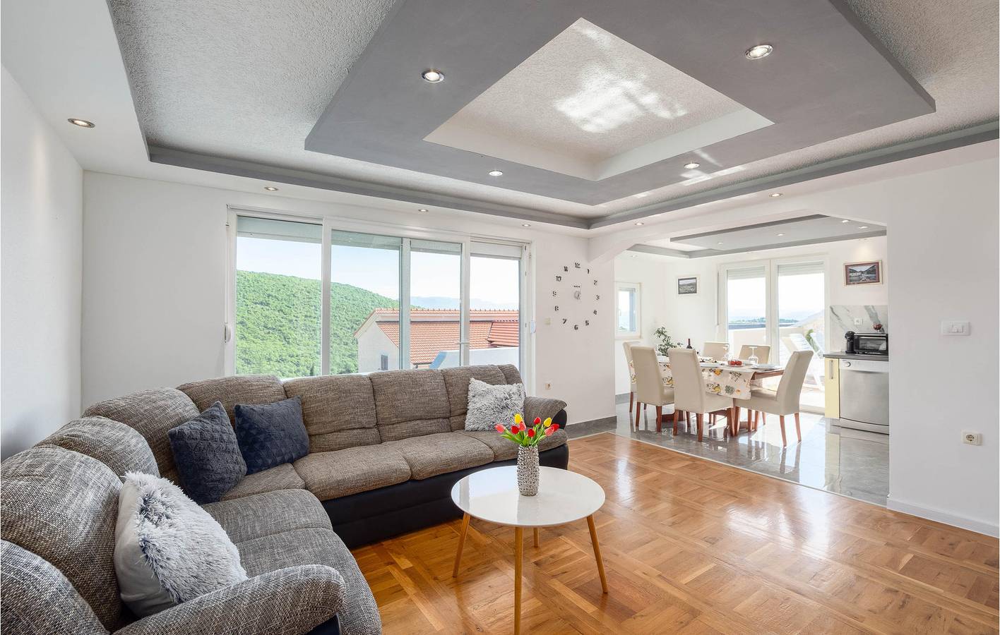 Geräumige 2-Zimmer-Wohnung mit Pool, Terrasse und WLAN in der Nähe des Flusses Ruda in Dalmatinisches Zagora