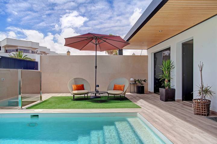 Vacation Home "Villa Toro" with Private Pool, 2 Private Terraces & Wi-Fi in Corralejo, La Oliva