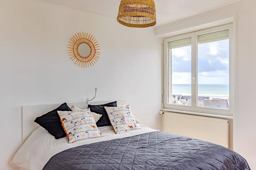 Spacious villa with sea view, 200 m from the beach. in Saint-Nic, Châteaulin region