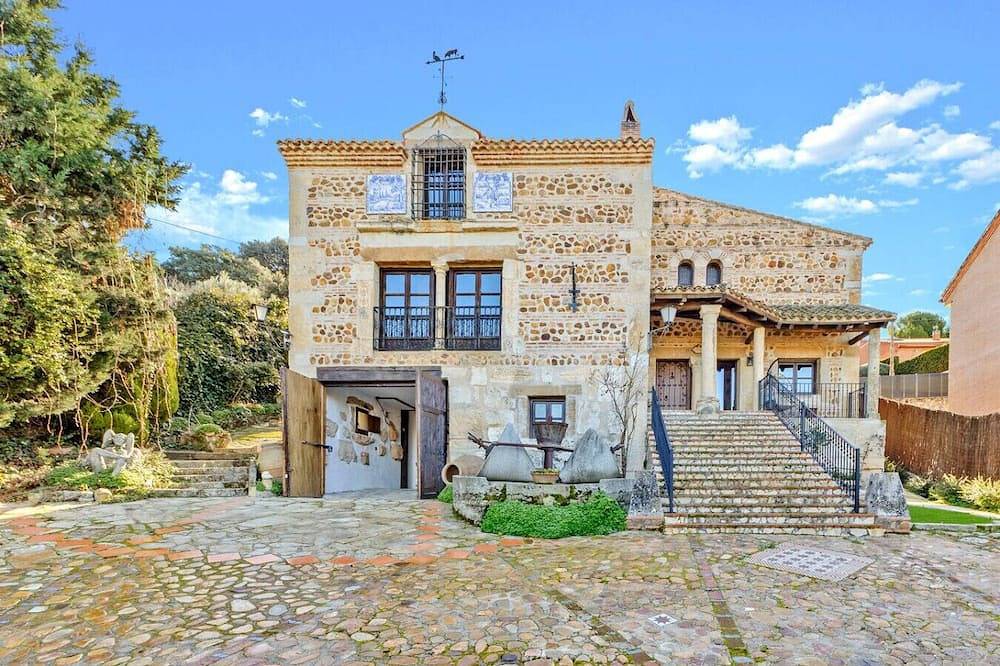 Mansion 35min Madrid|Cinema| Pool|Bbq| Car Charger in Guadalajara, La Alcarria