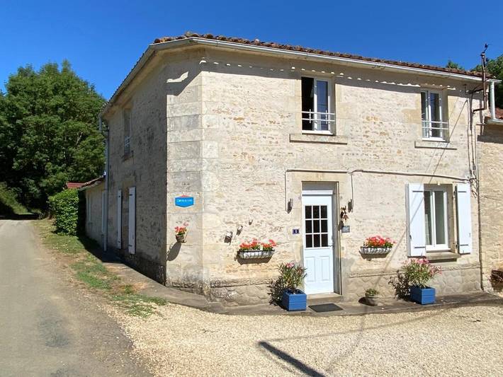 Location de vacances pour 6 personnes, avec Terrasse et Jardin ainsi que Piscine et Vue à La Caillère-Saint-Hilaire