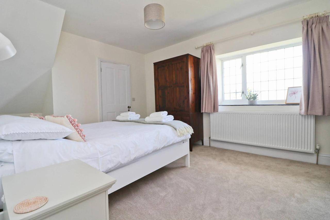 Walk To The Beach, spacious cottage with sea views in Harlyn, Cornwall