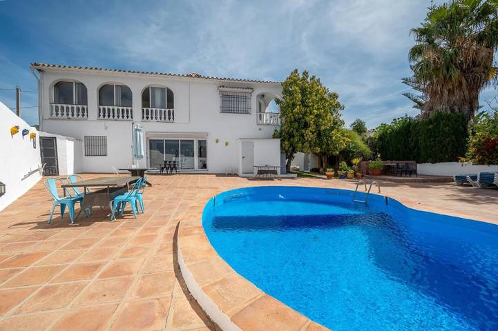 Alojamiento y desayuno para 2 personas, con jardín además de terraza y piscina en Frigiliana