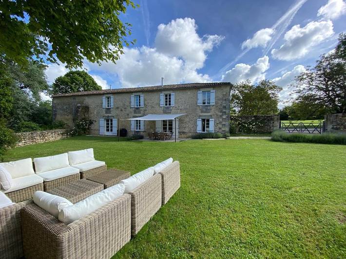 Location de vacances pour 8 personnes, avec jardin ainsi que vue et piscine à Espiet