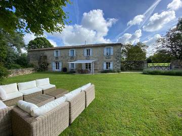 Location de vacances pour 8 personnes, avec vue ainsi que piscine et jardin à Espiet