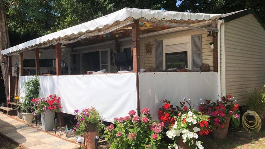 Camping pour 6 personnes, avec piscine ainsi que jardin et terrasse