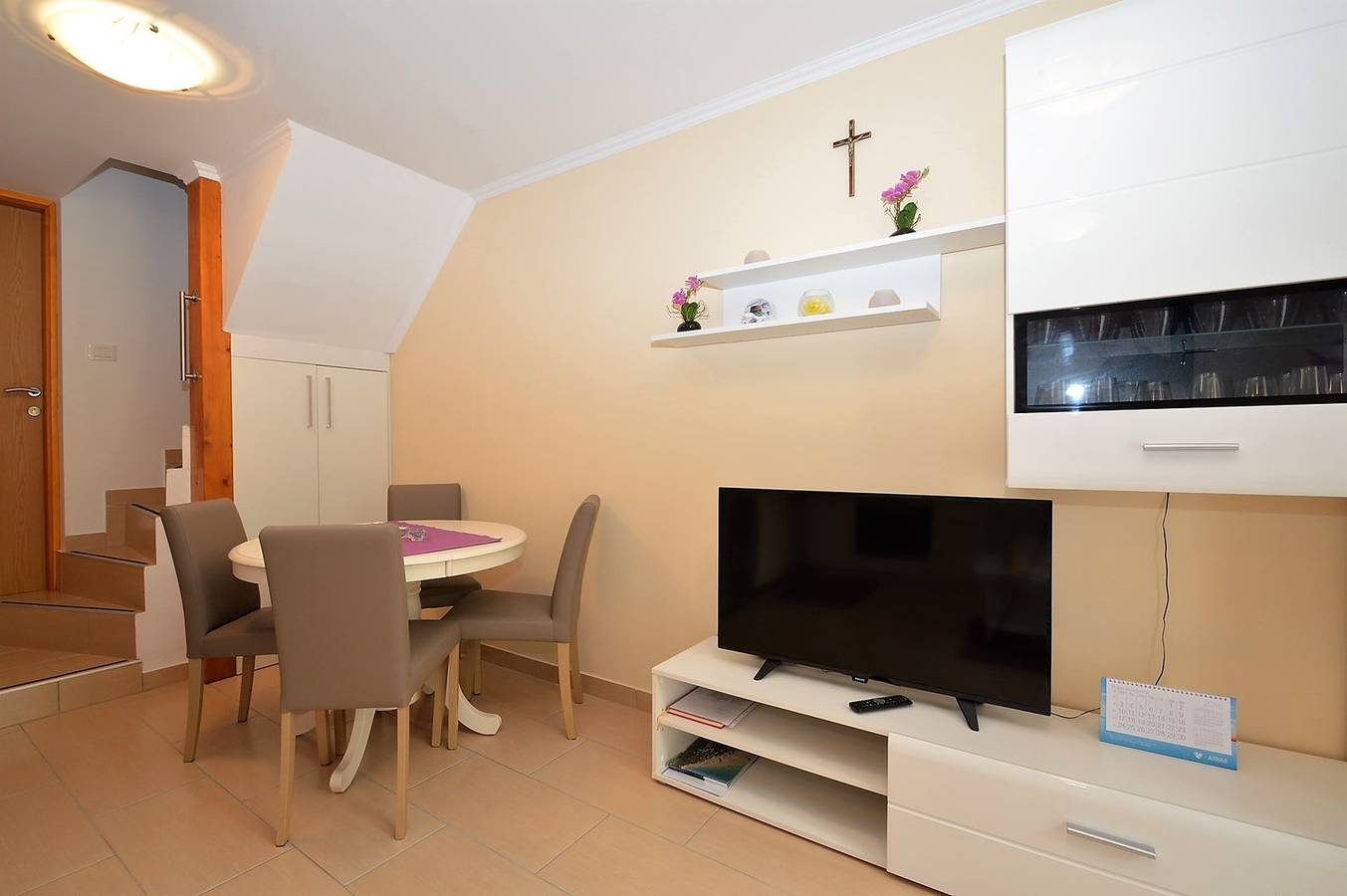 Ganze Wohnung, Das Apartment Hrasta 1 ist eine Unterkunft in Hrasta auf der Insel Cres, 43 km von Mali Lošinj entfernt. Die Wohnung ist ideal für eine Familie oder eine Gruppe von bis zu vier Personen und verfügt über zwei Schlafzimmer, eine Küche, ein Wohnzimmer, ein Esszimmer, ein Badezimmer mit Badewanne und eine Waschmaschine. Private Parkplätze stehen vor der Wohnung zur Verfügung. in Vrana, Cres