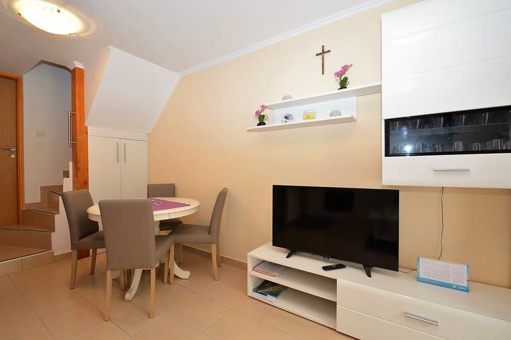 Ganze Wohnung, Das Apartment Hrasta 1 ist eine Unterkunft in Hrasta auf der Insel Cres, 43 km von Mali Lošinj entfernt. Die Wohnung ist ideal für eine Familie oder eine Gruppe von bis zu vier Personen und verfügt über zwei Schlafzimmer, eine Küche, ein Wohnzimmer, ein Esszimmer, ein Badezimmer mit Badewanne und eine Waschmaschine. Private Parkplätze stehen vor der Wohnung zur Verfügung. in Vrana, Cres