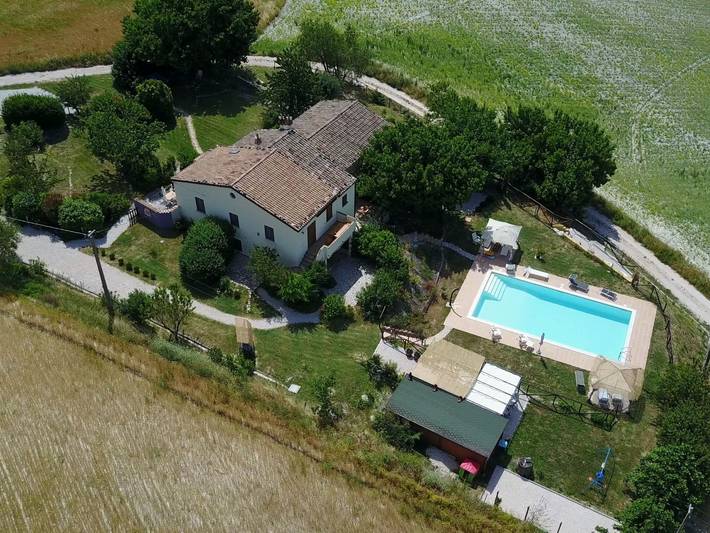 Agriturismo per 5 persone, con Terrazza e Giardino nonché Piscina a Arcevia