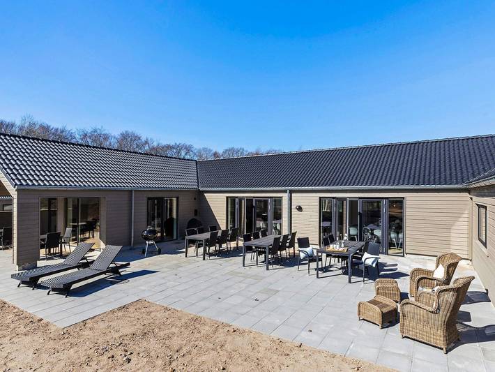 Ferieudlejning for 30 personer, med sauna og pool samt jacuzzi, husdyr tilladt i Fjellerup Strand