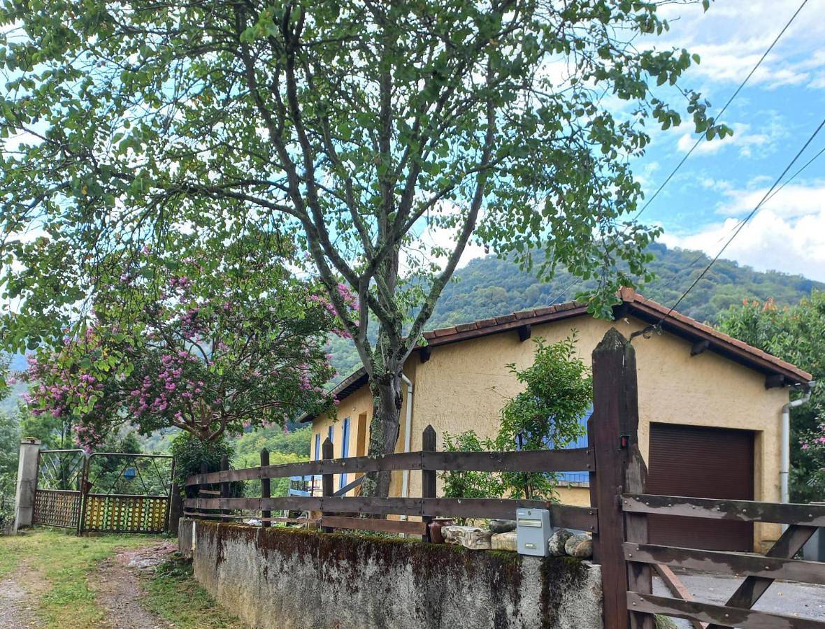 Chambre spatieuse avec grand lit. in Aspet, Haute-Garonne