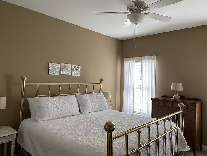 Vacation rental for 9 people, with terrace and hot tub as well as yard in Louisville
