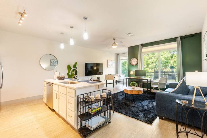 Apartamento vacacional entero, Elegante condominio frente al paseo del río, vistas a la piscina, estacionamiento gratuito, se admiten mascotas in San Antonio, Condado de Bexar