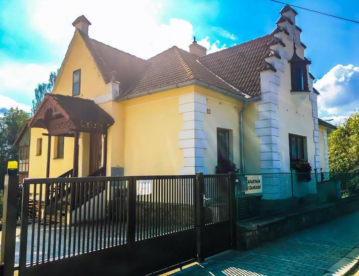 Appartement de vacances pour 5 personnes, avec jardin ainsi que vue et piscine