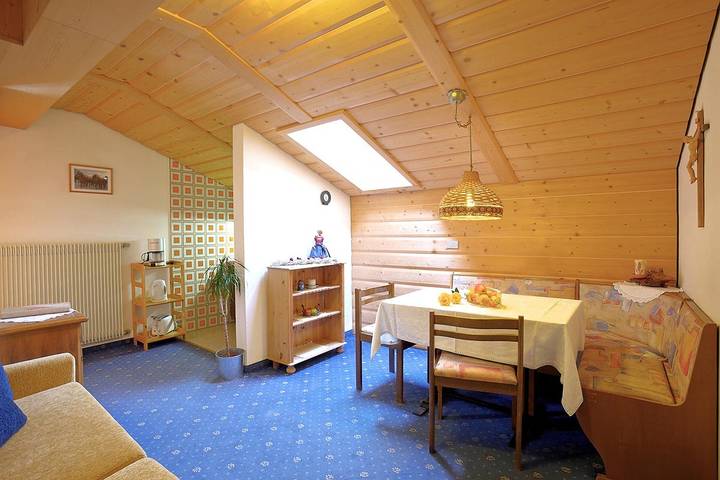 Apartamento entero, Apartamento "Angerle Alm Apt Rosengarten" con balcón privado, jardín compartido y wifi in Karersee, Nova Levante