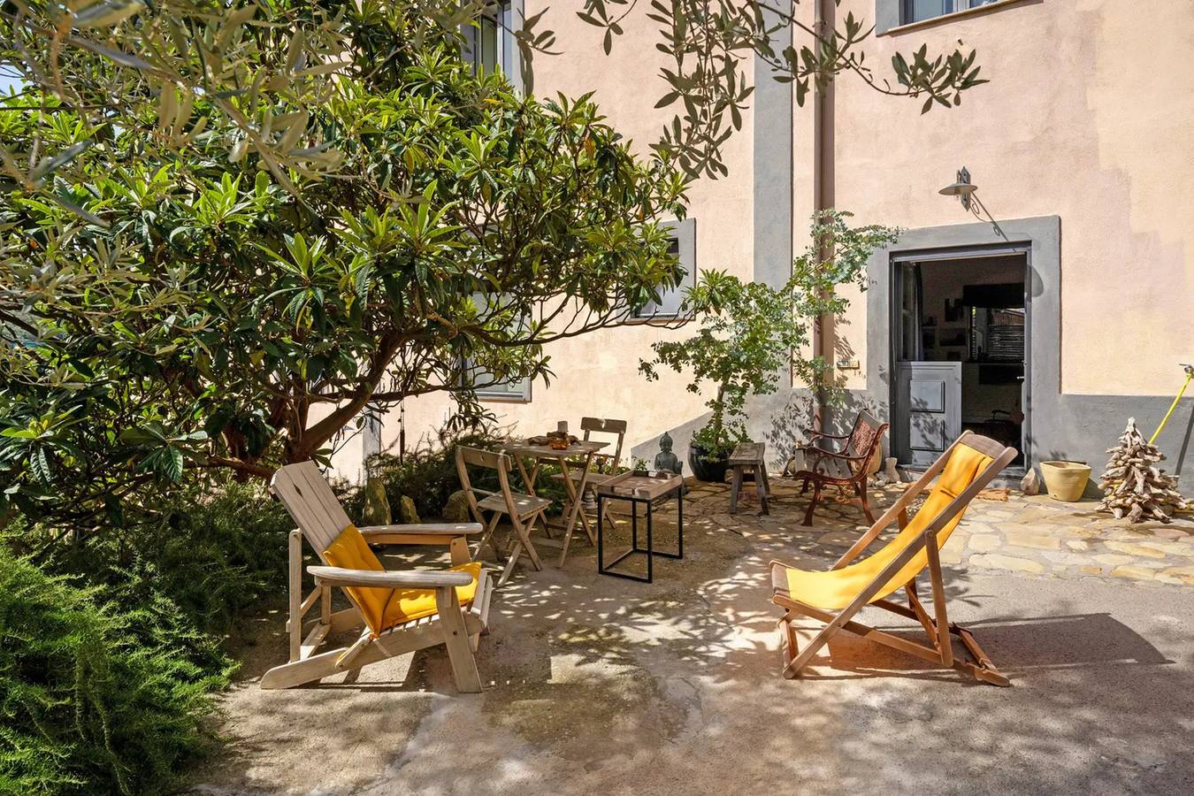 Entire studio, Studio Apartment 'Il Vecchio Forno' with Mountain View, Private Terrace and Wi-Fi in Naples Province