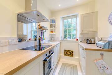 Log Cabin for 3 People in The Cotswolds, South East England, Photo 2