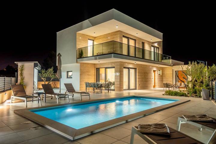 Villa pour 6 personnes, avec jardin ainsi que vue et piscine à Brodarica