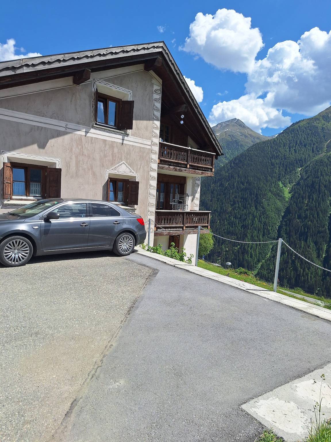 Ganze Wohnung, Chasa sur Chafarrer: Liebenswerte 2.5-Dachwohnung in Guarda. in Guarda Staziun, Guarda