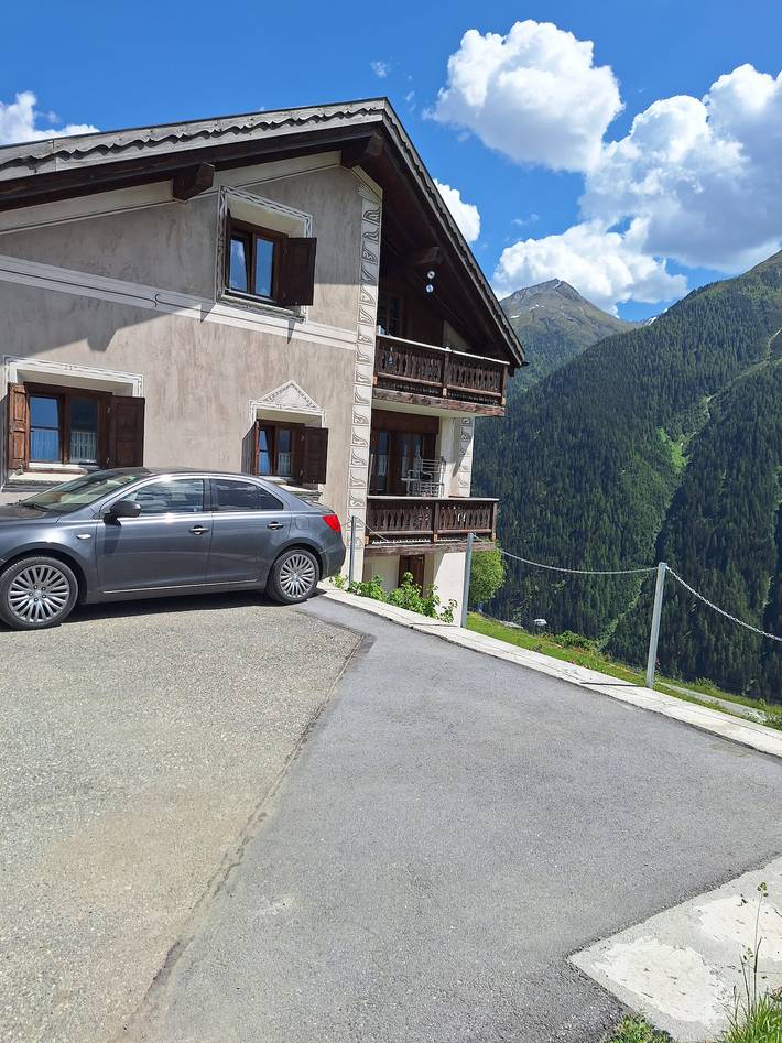 Ganze Wohnung, Chasa sur Chafarrer: Liebenswerte 2.5-Dachwohnung in Guarda. in Guarda Staziun, Guarda