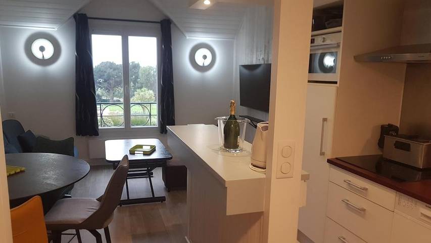 Appartement de vacances pour 5 personnes, avec bassin pour enfant et jardin ainsi que vue et piscine, adapté aux familles
