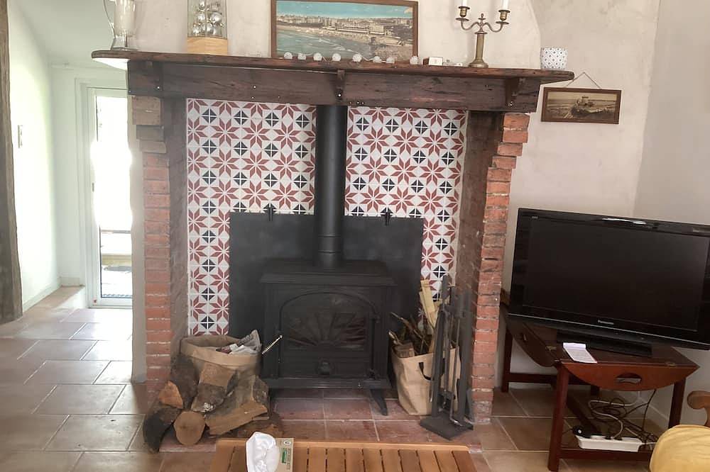 Charming cabin by a lake in the heart of the Landes d'Armagnac forest in Losse, Landes