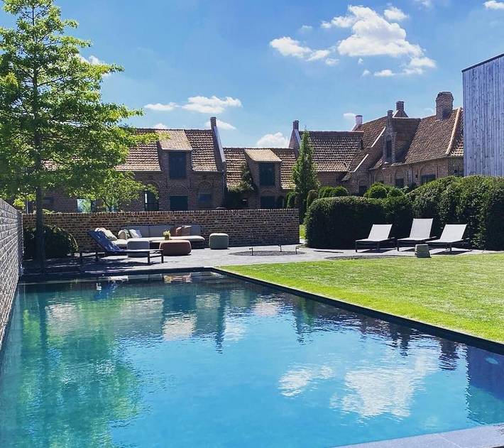 Location de vacances pour 12 personnes, avec vue ainsi que jardin et piscine à Ypres