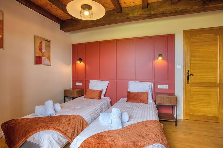 Location de vacances pour 6 personnes, avec piscine et jardin ainsi que terrasse et jacuzzi, animaux acceptés à Bosset - 3