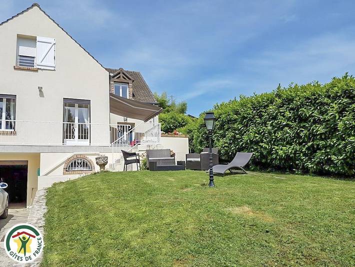 Gîte pour 8 personnes, avec Terrasse ainsi que Jardin et Piscine dans Reuil