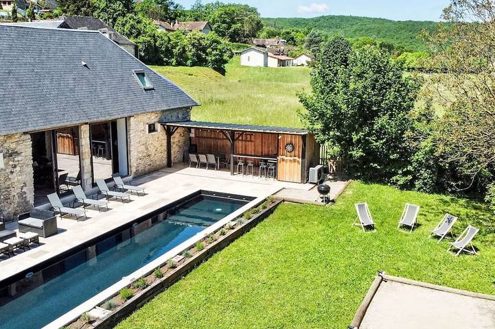 Location de vacances pour 8 personnes, avec jardin et piscine à Coly