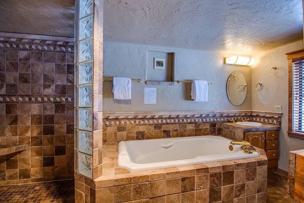 2 Bdrm Mountain Retreat mit 2 Master Suiten!, A / C und 2 Gaskamine in Sunriver, Deschutes County