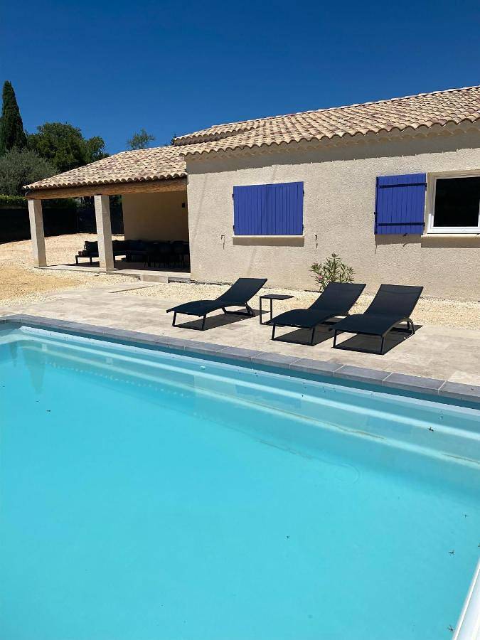 Location de vacances pour 6 personnes, avec Terrasse et Jardin ainsi que Piscine et Vue à Salazac