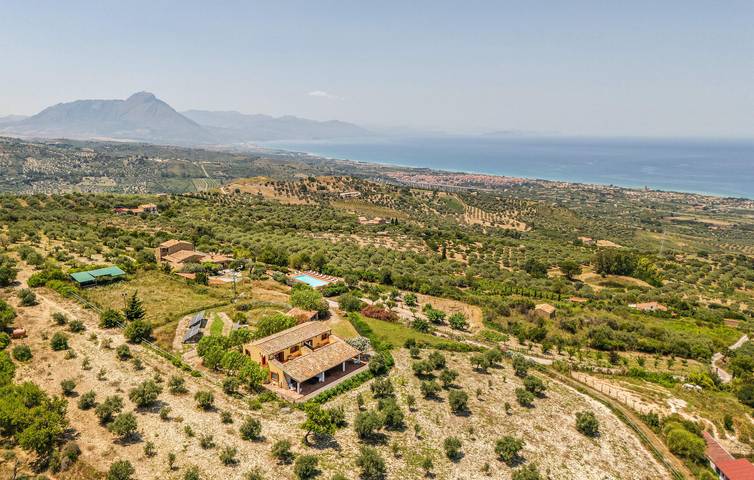 Appartamento intero, Accogliente appartamento con piscina, parcheggio e cucina, vicino al Ristorante Le Campanelle in Collesano, Provincia di Palermo