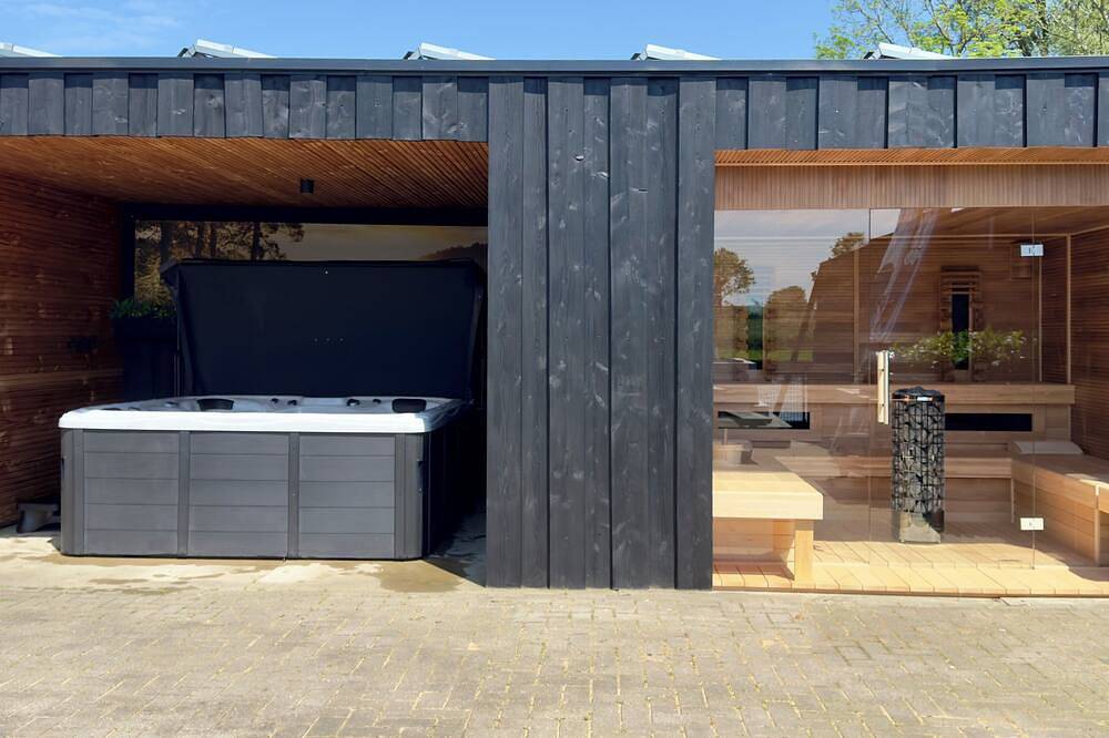 Puur Eastermar Authentic and luxurious coach house in a monumental farm in Nationalpark De Alde Feanen