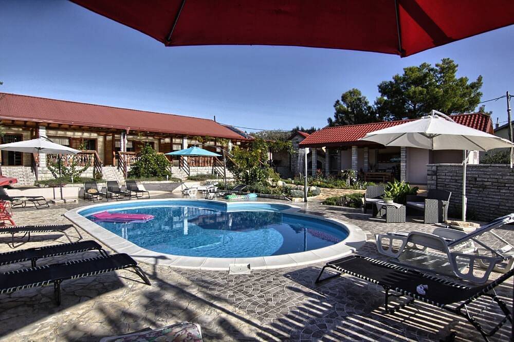 Vakantiehuis met privézwembad en tuin in Polača, Zadar