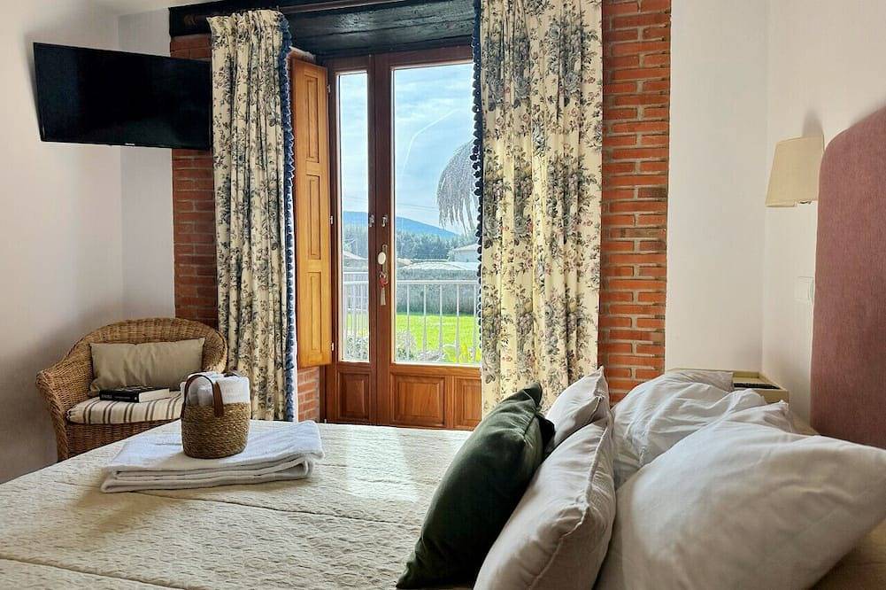 🏡 Perfect Island Getaway - Townhouse with Private Parking 🚗✨. in Isla, Arnuero