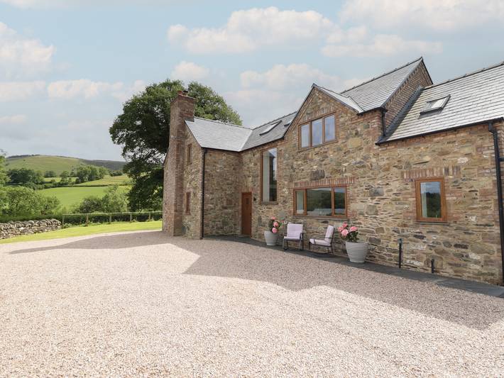 Cottage for 8 people, with garden and hot tub in Wales