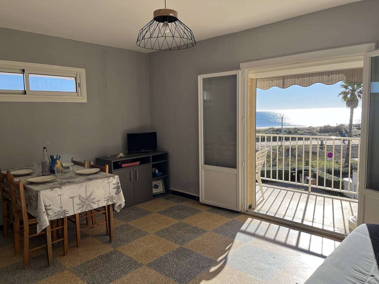 Entire apartment, Apartment steps from the beach with terrace and parking in Marseillan-Plage, Marseillan