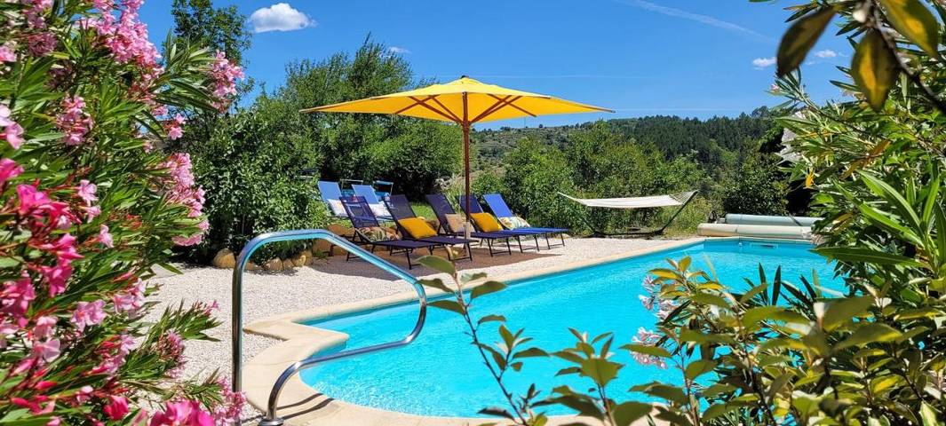Location de vacances pour 3 personnes, avec vue ainsi que jardin et piscine à Saint-Andéol-de-Berg - 2