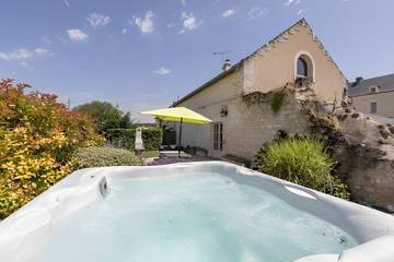 Gîte pour 12 personnes, avec jacuzzi ainsi que jardin et terrasse à Lerné