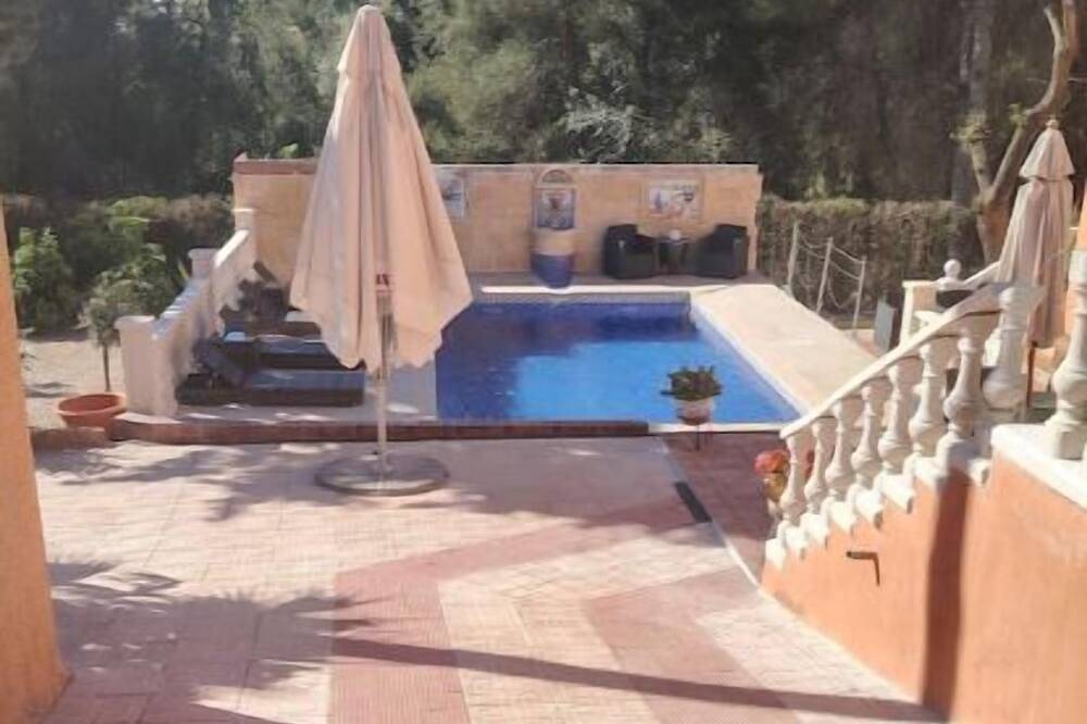 Loft in the villa, swimming pool, parking, enclosed garden. in Chiva, Provincia de Valencia