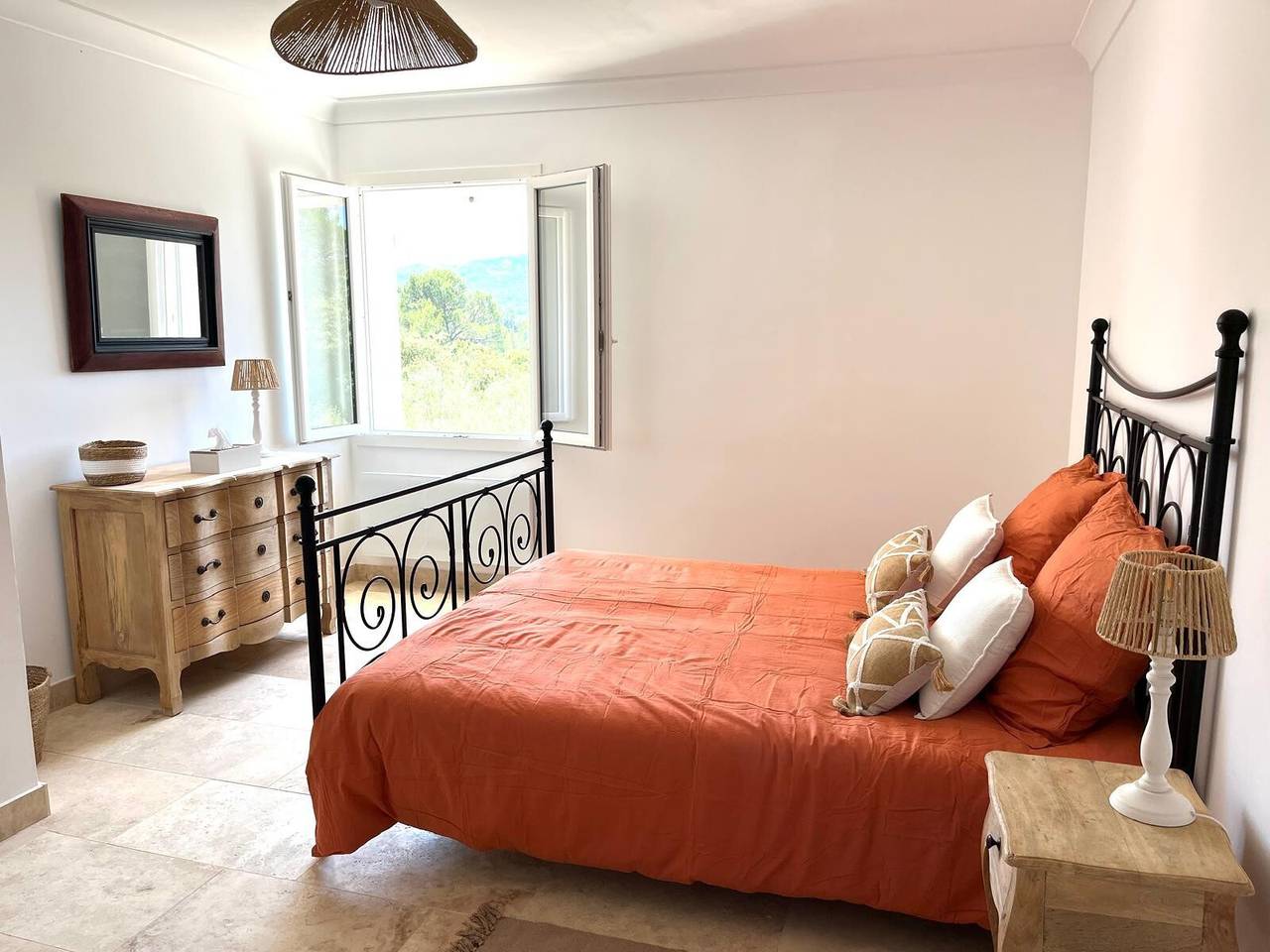 Chambre d’hôtes « Chambre Blanche » avec vue montagne, Wi-Fi et climatisation in Le Thoronet, Région de Draguignan