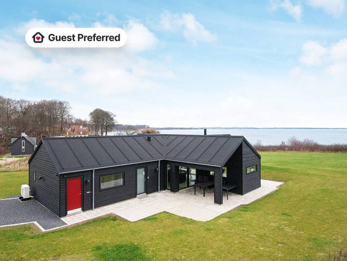 Ferieudlejning for 8 personer, med terrasse, børnevenlig i Kelstrup Strand