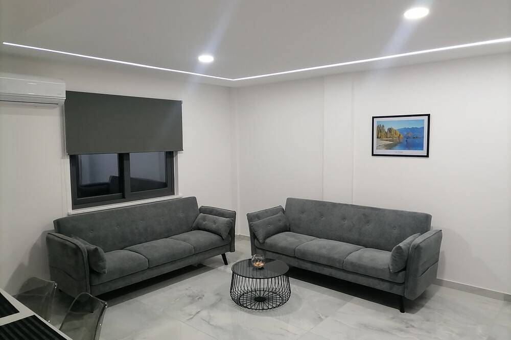 Entire apartment, Charming 1-bedroom apartment in fabulous Paphos with Ac, Wifi in Paphos, South Cyprus