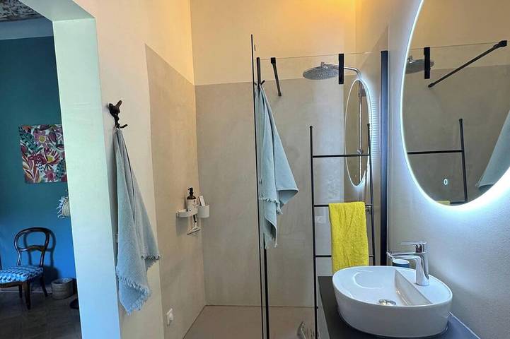 Cascade Room, private bathroom, pool, at the foot of Mont Ventoux in Saint-Didier, Parc naturel régional du Mont-Ventoux