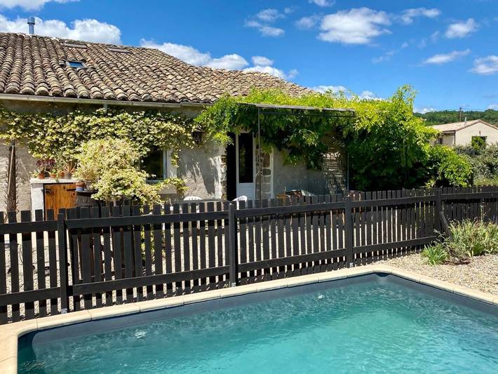 Location de vacances pour 4 personnes, avec vue ainsi que piscine et jardin, animaux acceptés à Lachapelle-sous-Aubenas